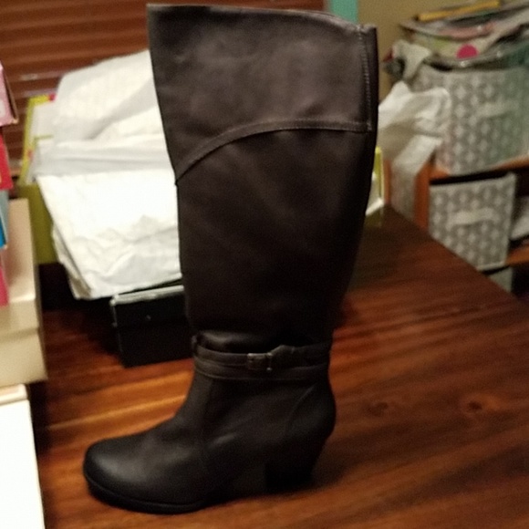 bare traps grey boots